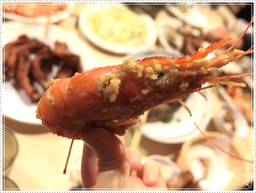 ※新竹美食餐廳※新竹海鮮美食餐廳聚餐推薦黃金海岸活蝦之家,蝦子超鮮甜的@0@ 蝦肉整個很Q彈~~~怎麼那麼好吃!