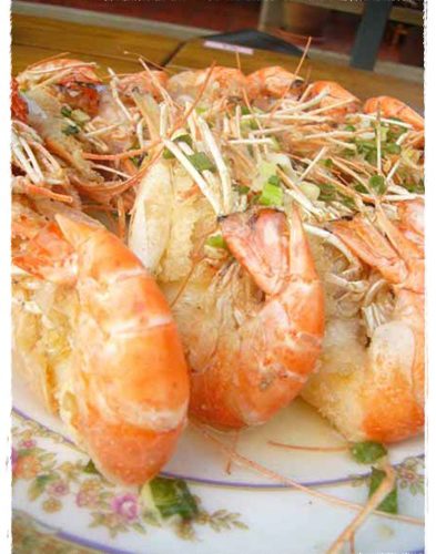 【新竹美食餐廳】新竹當地人推薦的海鮮餐廳，黃金海岸的活蝦超級美味，服務員的態度也好親切呀~~