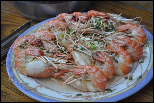 【新竹聚餐餐廳】新竹聚餐美食料理名單食記分享黃金海岸活蝦餐廳,蝦肉真的很Q彈有口感,這麼大一隻蝦一口吃下就是過癮!!