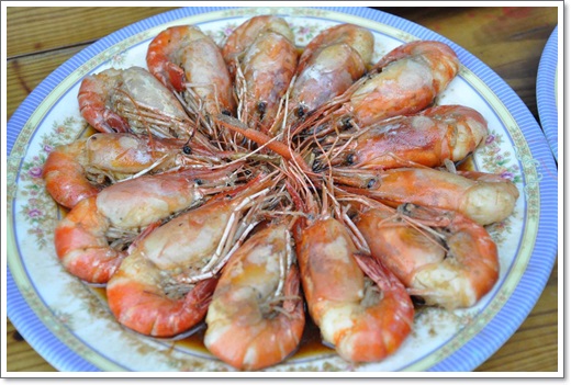 【新竹美食】新竹家庭旅遊海鮮火鍋美食餐廳聚餐介紹地點推薦黃金海岸活蝦之家,每一隻蝦隻真的都好肥好鮮嫩，蝦子就是要吃這麼大隻的泰國蝦才過癮~~~