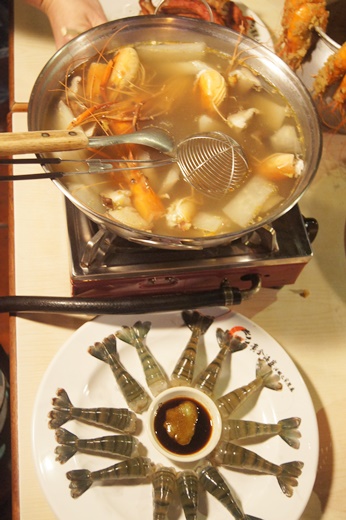 【新竹美食】新竹海鮮餐廳私心推薦，上網看了竹北適合同學會聚餐的介紹分享，泰國蝦料理真的是活跳跳又好美味呀！