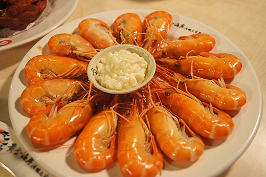 【新竹美食】來到新竹厲害的美食餐廳嚐鮮囉~網路上評價很高，鮮蝦堅持現撈現煮的料理推薦，菜色豐富的海鮮餐廳介紹