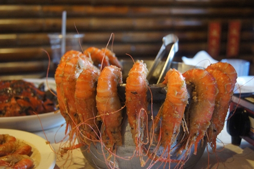 【新竹餐廳】竹北美食紀錄∥超適合聚餐的寬敞活蝦餐廳，還有超級特別的蝦子火鍋和海鮮料理※現點現撈現做的蝦子料理真的很好吃耶！