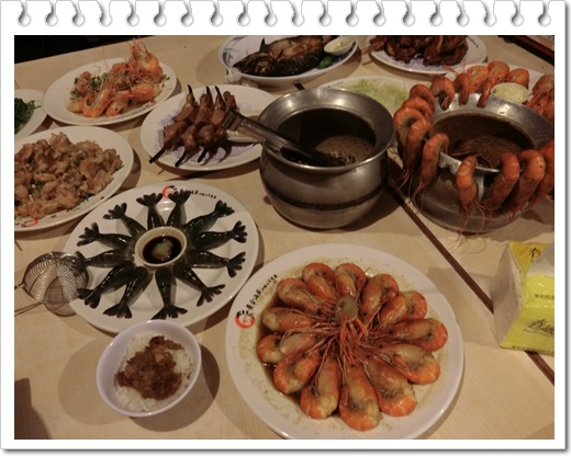 《新竹美食》在新竹聚餐吃到一間很好吃的活蝦料理，黃金海岸的海鮮料裡真的是太好吃了~~