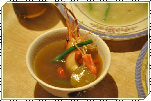 【新竹活蝦推薦】新竹海鮮餐廳黃金海岸的新鮮活蝦，一吃就上癮，真的是推薦聚餐的好地點!!