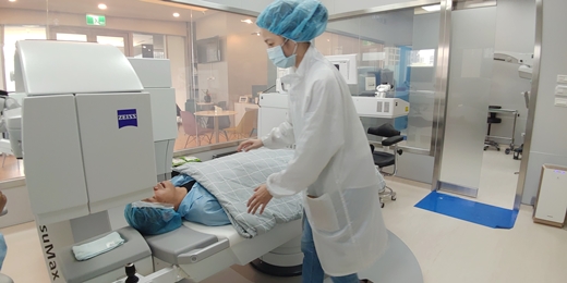 〈新竹眼科醫師〉2020鄉民、網紅最推薦的診所，眼科該怎麼選? 早該做!! 全飛秒近視雷射Smile手術過程全紀錄~心得分享!